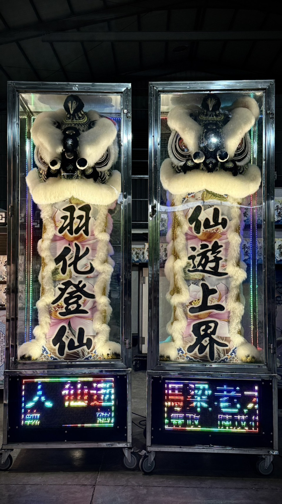 守孝靈獅（巨型幻彩）